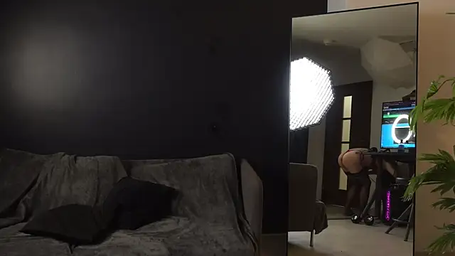 Snapshot of PeachyPixiee chatting on October 17, 2025, 5:11 am PeachyPixiee online show from October 17, 2025, 5:11 am