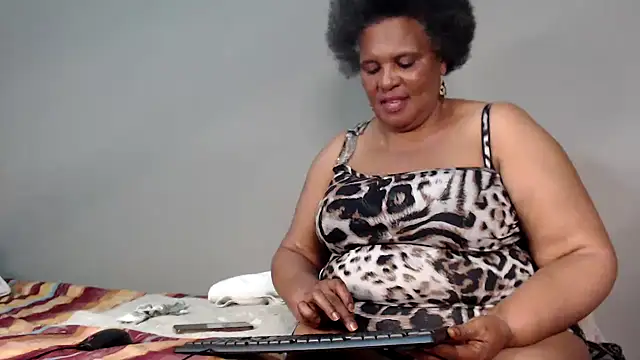 Snapshot of GrandBustyMelon chatting on September 18, 2025, 8:01 pm GrandBustyMelon online show from September 18, 2025, 8:01 pm