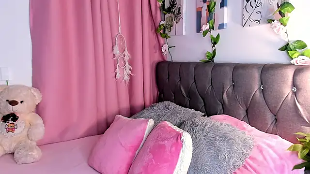 isajonnes18 online show from November 18, 2025, 12:04 am