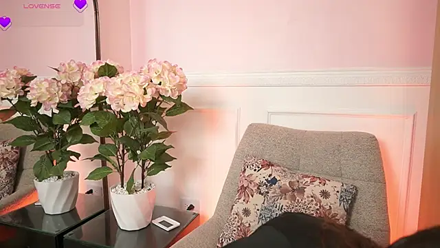 MilaCrave online show from March 27, 2026, 11:33 am