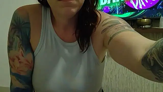 Snapshot of Island_Siren chatting on October 17, 2025, 9:38 pm Island Siren online show from October 17, 2025, 9:38 pm