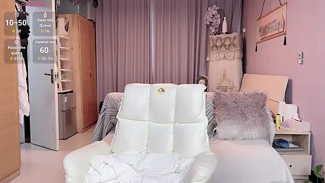 Snapshot of Y2Luvk chatting on October 2, 2025, 10:57 pm Y2Luvk online show from October 2, 2025, 10:57 pm