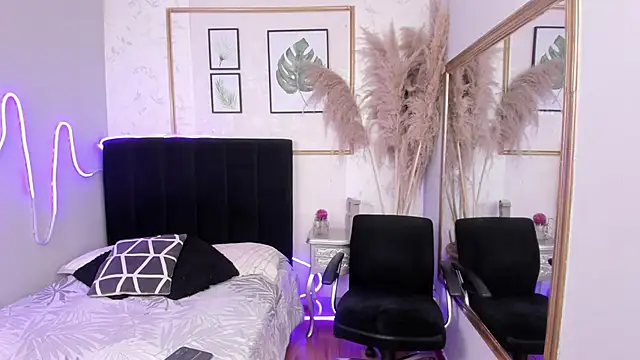 Snapshot of MIAROGGERS chatting on September 18, 2025, 2:58 am MIAROGGERS online show from September 18, 2025, 2:58 am