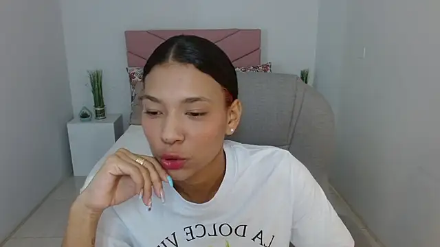 SarayVega  online show from September 20, 2025, 12:21 pm