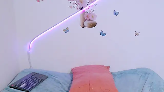 Snapshot of angelyxs chatting on October 21, 2025, 8:19 pm angelyxs online show from October 21, 2025, 8:19 pm