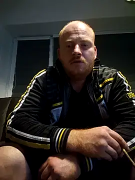 Snapshot of svenni2525 chatting on October 7, 2025, 9:27 pm svenni2525 online show from October 7, 2025, 9:27 pm