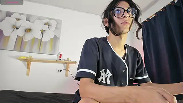 angel hasss online show from September 19, 2025, 3:32 am