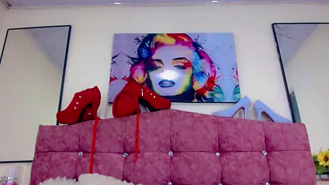 Snapshot of Eemily_- chatting on October 28, 2025, 6:01 am Eemily - online show from October 28, 2025, 6:01 am