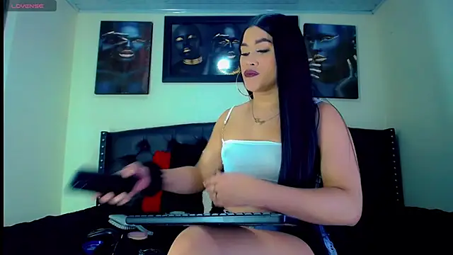 Snapshot of Eemily_- chatting on October 8, 2025, 5:53 am Eemily - online show from October 8, 2025, 5:53 am