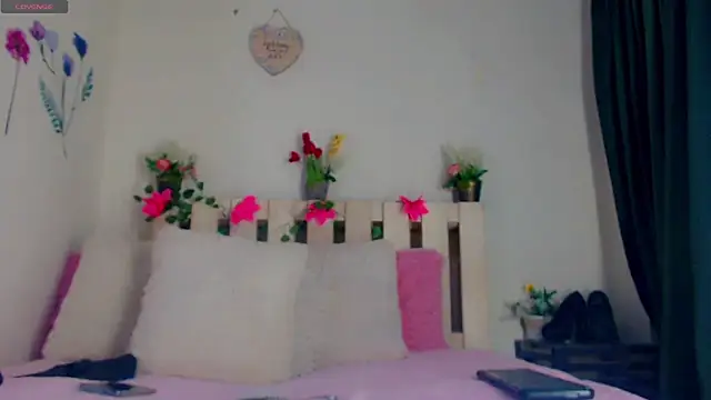 Snapshot of Eemily_- chatting on November 2, 2025, 5:45 am Eemily - online show from November 2, 2025, 5:45 am