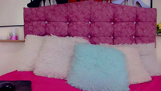 Snapshot of Eemily_- chatting on October 26, 2025, 5:08 am Eemily - online show from October 26, 2025, 5:08 am