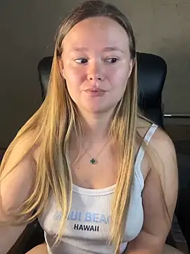 Snapshot of CaramelleSugar_ chatting on October 2, 2025, 6:22 pm CaramelleSugar online show from October 2, 2025, 6:22 pm