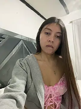 Sara-cooper2 online show from May 13, 2026, 2:13 pm