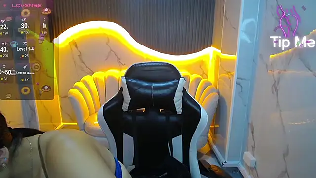 Eilyn love b online show from October 14, 2025, 1:12 pm