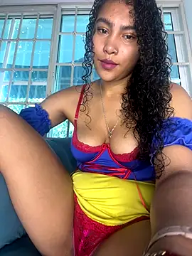 SophieD online show from December 3, 2025, 12:37 pm