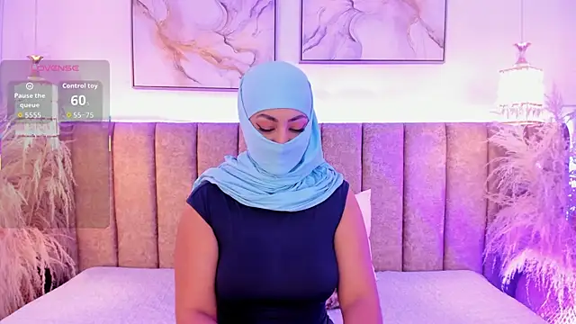 Snapshot of azza__ chatting on October 7, 2025, 11:55 am azza   online show from October 7, 2025, 11:55 am