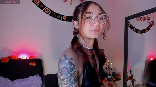 Snapshot of Isis-Blaze chatting on October 28, 2025, 8:52 pm Isis-Blaze online show from October 28, 2025, 8:52 pm