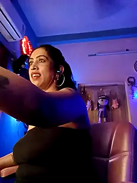 Snapshot of Love_Beauty01 chatting on February 16, 2026, 6:17 pm Love Beauty01 online show from February 16, 2026, 6:17 pm