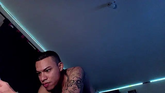 Snapshot of AlphaMasterXxx chatting on October 19, 2025, 11:40 pm AlphaMasterXxx online show from October 19, 2025, 11:40 pm