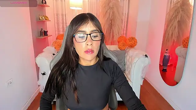 Snapshot of Natalia_Leon8 chatting on October 13, 2025, 4:25 am Natalia Leon8 online show from October 13, 2025, 4:25 am