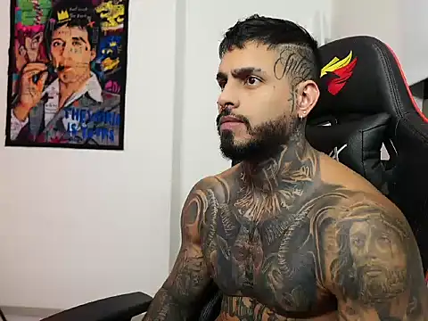 Snapshot of logan_hugh8 chatting on October 21, 2025, 12:43 am logan hugh8 online show from October 21, 2025, 12:43 am