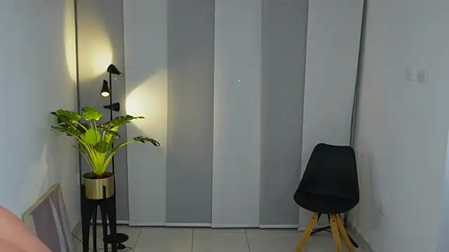 Snapshot of Timmyshy_ chatting on October 28, 2025, 12:44 am Timmyshy online show from October 28, 2025, 12:44 am