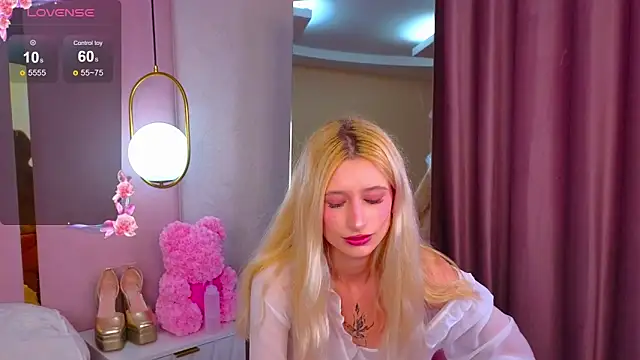 Snapshot of Monica_Leen chatting on September 19, 2025, 6:50 am Monica Leen online show from September 19, 2025, 6:50 am