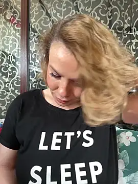 Snapshot of emmasweett11 chatting on March 27, 2026, 11:44 am emmasweett11 online show from March 27, 2026, 11:44 am