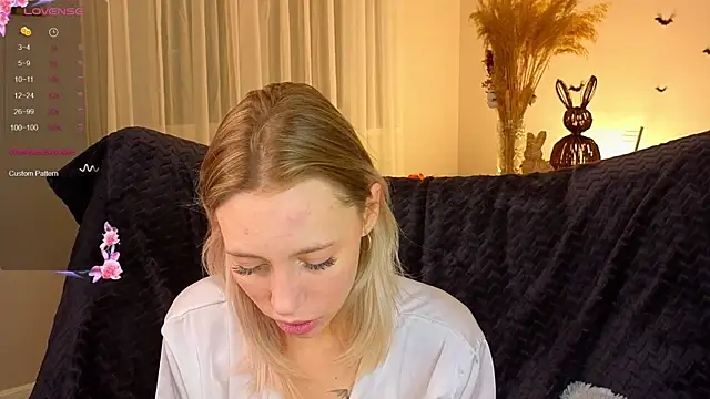 NyxaThorn online show from November 4, 2025, 2:43 pm