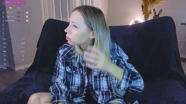 NyxaThorn online show from October 25, 2025, 2:39 pm