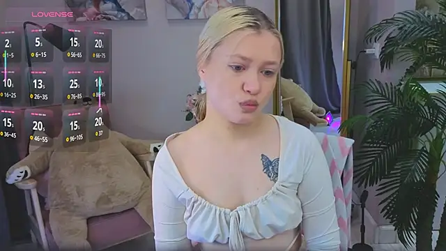 Snapshot of Millie_Vanillies chatting on October 12, 2025, 3:24 pm Millie Vanillies online show from October 12, 2025, 3:24 pm