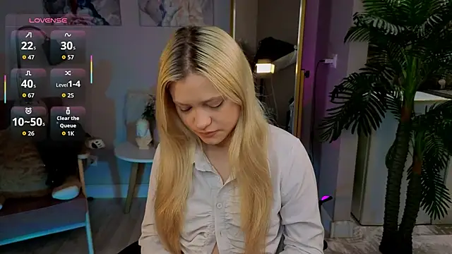 Snapshot of Millie_Vanillies chatting on October 19, 2025, 1:36 pm Millie Vanillies online show from October 19, 2025, 1:36 pm