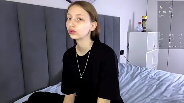 Snapshot of EllieDream chatting on October 3, 2025, 6:59 am EllieDream online show from October 3, 2025, 6:59 am