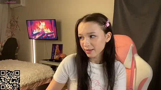 EllaSimonss online show from September 16, 2025, 9:05 pm