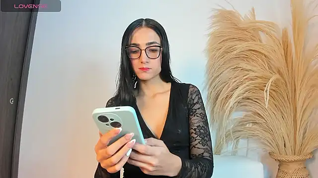 Snapshot of Noami_Rose chatting on January 11, 2026, 11:33 pm Noami Rose online show from January 11, 2026, 11:33 pm