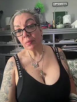 dieseldame1313 online show from May 14, 2026, 11:24 pm