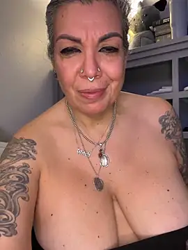 dieseldame1313 online show from February 12, 2026, 6:02 am