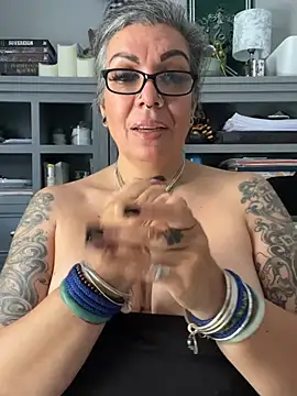 dieseldame1313 online show from April 5, 2026, 10:16 pm