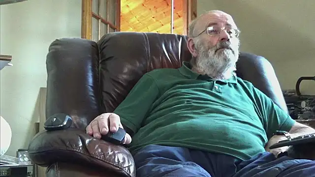 Snapshot of janzer13 chatting on October 31, 2025, 2:35 pm janzer13 online show from October 31, 2025, 2:35 pm