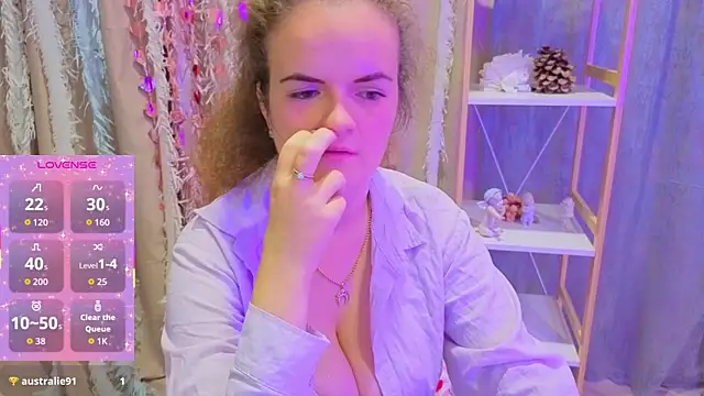 Snapshot of Luisa_Rosee chatting on October 25, 2025, 7:47 pm Luisa Rosee online show from October 25, 2025, 7:47 pm