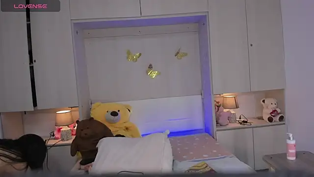 LilyWhitney online show from April 12, 2026, 4:05 am