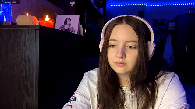 LauretteRagar online show from October 28, 2025, 6:07 pm