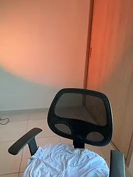 LauraCatalina online show from November 27, 2025, 11:43 am