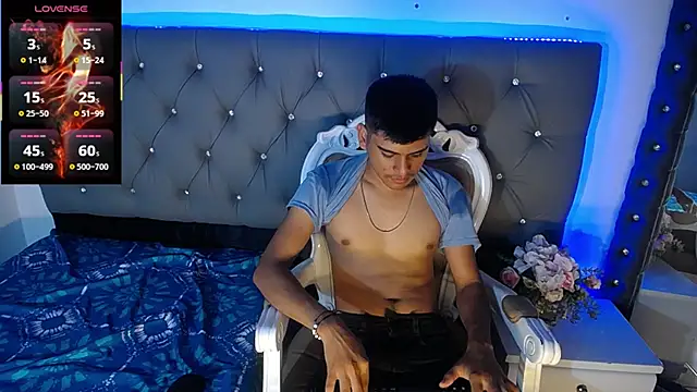 Snapshot of Charlie_Cock_ chatting on October 28, 2025, 3:18 am Charlie Cock  online show from October 28, 2025, 3:18 am