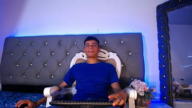 Snapshot of Charlie_Cock_ chatting on October 29, 2025, 4:33 am Charlie Cock  online show from October 29, 2025, 4:33 am