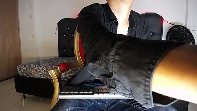 Snapshot of Charlie_Cock_ chatting on November 2, 2025, 4:06 am Charlie Cock  online show from November 2, 2025, 4:06 am