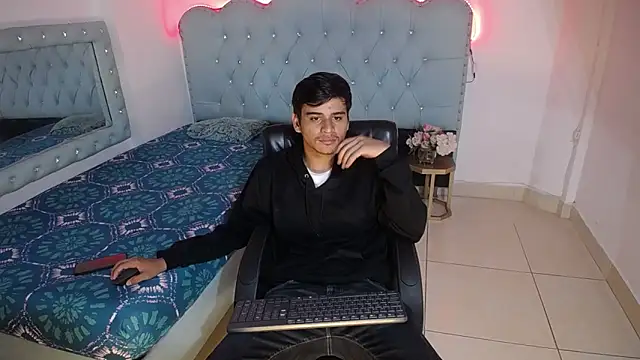 Snapshot of Charlie_Cock_ chatting on September 28, 2025, 4:30 am Charlie Cock  online show from September 28, 2025, 4:30 am