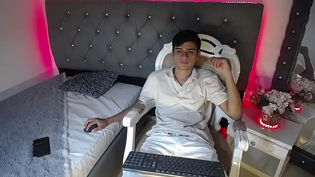 Snapshot of Charlie_Cock_ chatting on September 17, 2025, 4:03 am Charlie Cock  online show from September 17, 2025, 4:03 am