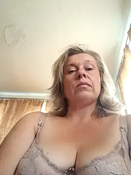 Snapshot of Catherine372311 chatting on October 1, 2025, 11:25 am Catherine372311 online show from October 1, 2025, 11:25 am