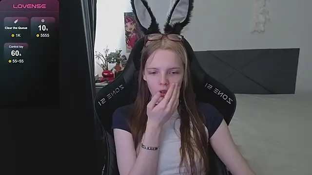 Snapshot of Luna_Navy chatting on October 6, 2025, 9:21 am Luna Navy online show from October 6, 2025, 9:21 am